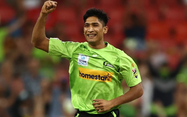  Watch: Mohammad Hasnain bowls triple-wicket-maiden in a stellar BBL debut