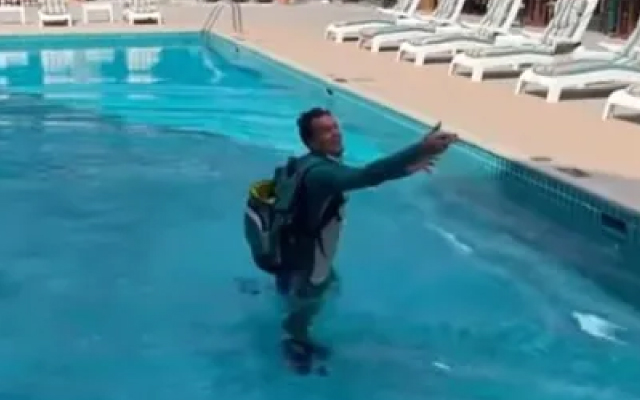  Hilarious! Alex Carey accidentally falls in swimming pool – Watch