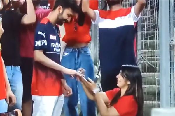  Watch: A girl proposes to a boy in the Bangalore vs Chennai match