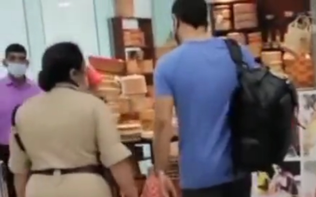  Watch: MS Dhoni’s humble interaction with a Lady Police Officer at Ranchi Airport leaves fans in awe