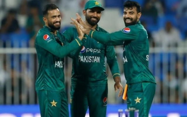  ‘Hum q Kesi se peachy rahein’ – Fans Go Jubilant As Pakistan Thrash Hong Kong In An One-sided Affair In Asia Cup 2022