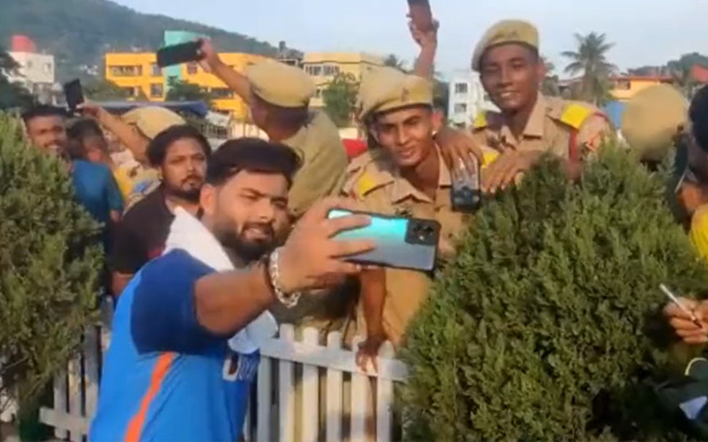  Watch: Rishabh Pant clicks selfies and sign autographs with security officials, video goes viral