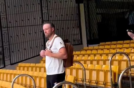 Watch: AB de Villiers makes an emotional return to Chinnaswamy Stadium in Bangalore