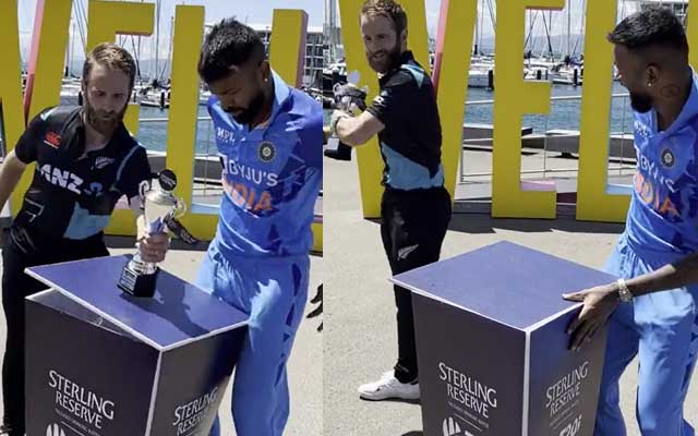  Watch: Kane Williamson protects the Trophy from falling with his quick reflexes; Hardik Pandya left amazed
