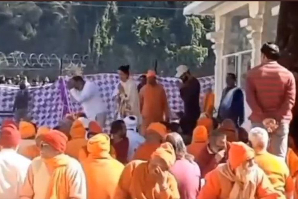  Watch: Virat Kohli, Anushka Sharma organize a Bhandara for saints in Ashram at Rishikesh