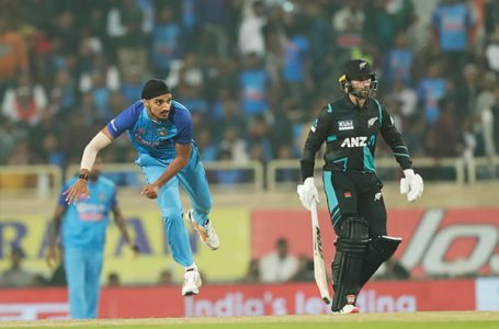 ‘Free ke runs lelo, no ball lelo’- Twitter trolls Arshdeep Singh brutally following his poor outing in first T20I against NZ