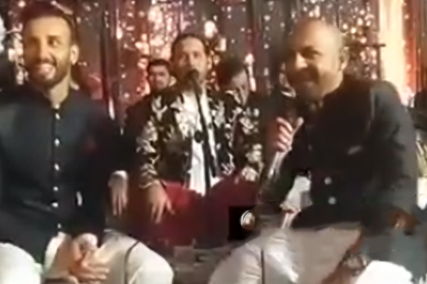  ‘Sarfu bhai >>> Tony Kakkar’ –  Twitter in shock as Sarfaraz Ahmed sings at Shan Masood’s wedding