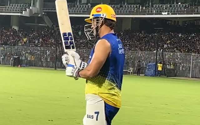  ‘Ye nahi pata tha ki itne nalle log bhi hai’ – Fans gathered in big numbers to watch MS Dhoni batting in the practice session ahead of Indian T20 League