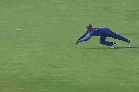 ‘Pehle gaali, phir taali’ – Fans react as Shubman Gill makes up for previous miss with exceptional catch to get rid of Marcus Stoinis in first ODI