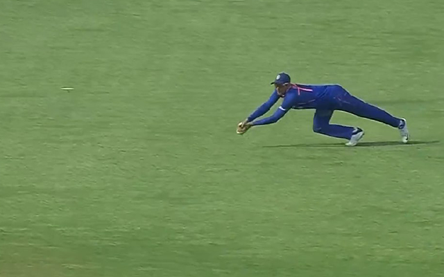  ‘Pehle gaali, phir taali’ – Fans react as Shubman Gill makes up for previous miss with exceptional catch to get rid of Marcus Stoinis in first ODI
