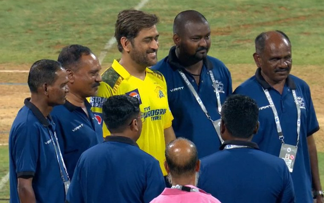  ‘Dhoni to Dhoni hai, uska koi jod nahi’ –  MS Dhoni clicks picture with support staff of Wankhede stadium post CSK’s win over MI