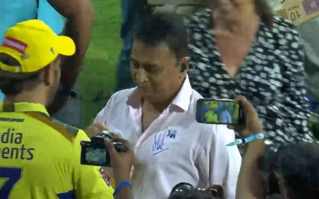  ‘Ye commentary se lekar ground tak isliye he ja raha hai’ – Fans react as Sunil Gavaskar gets MS Dhoni’s autograph on his shirt after CSK Vs KKR clash in IPL 2023