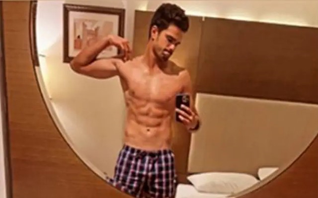  Arjun Tendulkar’s shirtless picture showing six-pack abs goes viral on social media