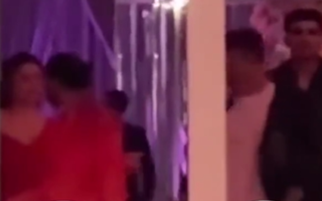  WATCH: Shubman Gill hides from paps as he walks out with Sara Tendulkar after Jio event in Mumbai