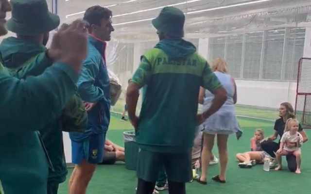  WATCH: Pakistan Team management distributes gifts to Australian camp at MCG ahead of 2nd Test