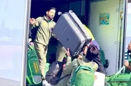 WATCH: Pakistan Cricket Team loading their own luggage’s after reaching Australia