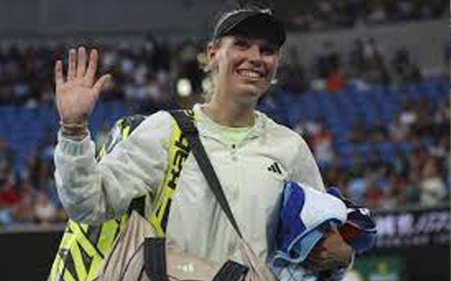  Caroline Wozniacki advances into Australian Open second round after Linette pulls out mid-match due to injury